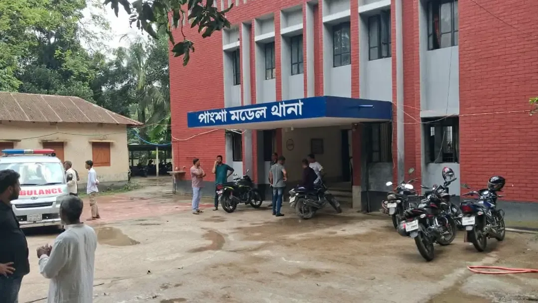 মাকে হত্যার অভিযোগে ছেলে আটক, পলাতক বাবা
