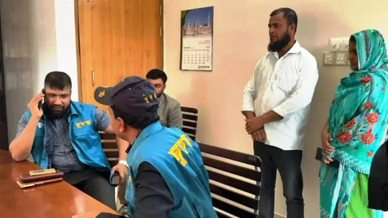 মাদারীপুরে পাসপোর্ট অফিসে ছদ্মবেশে দুদকের অভিযান