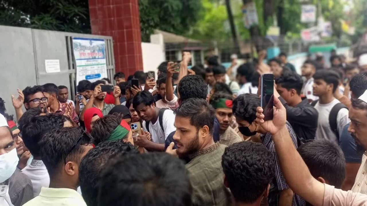 ওসির অপসারণের দাবিতে থানার সামনে বৈষম্যবিরোধীদের অবস্থান