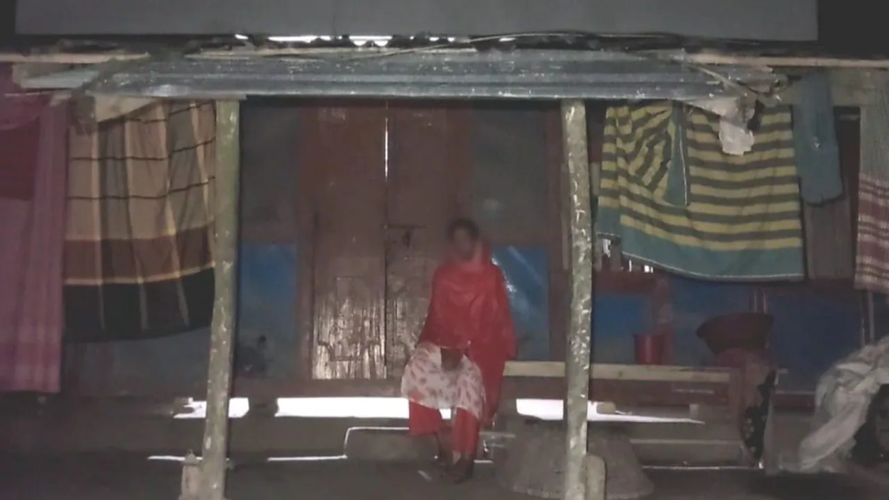 গয়না নিয়ে পালালো প্রেমিক, বিয়ের দাবিতে অনশনে প্রেমিকা