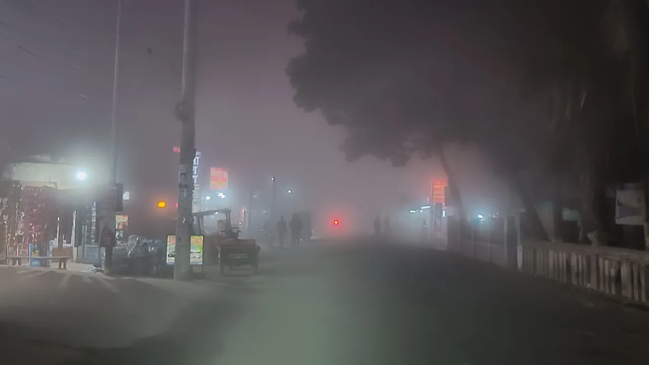 ঘন কুয়াশায় ঢাকা পড়েছে পর্যটন নগরী কুয়াকাটা
