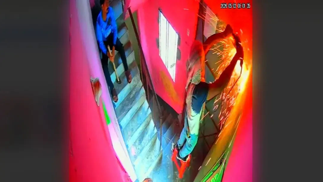 দরজা কেটে নিয়ে গেলেন স্বেচ্ছাসেবক দল নেতা