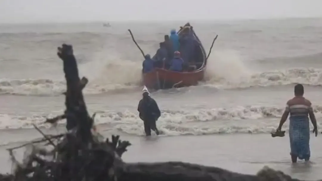 বঙ্গোপসাগরে ৩ ট্রলারডুবি, নিখোঁজ ১৩ জেলে