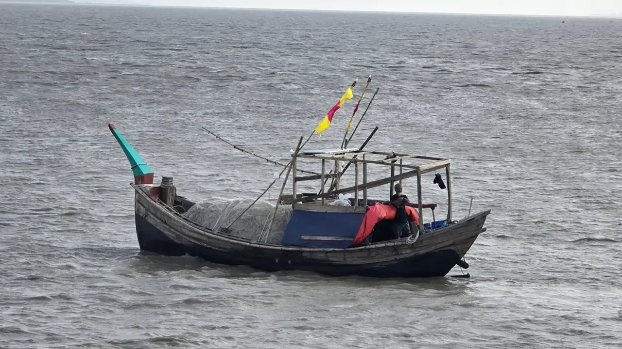 ৫ দিন ধরে সাগরে ভাসছেন ১৮ জেলে