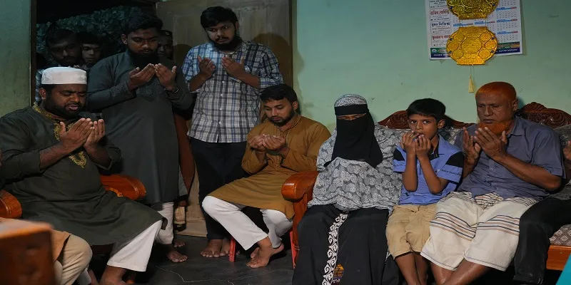 শহীদ পরিবারের সাথে ছাত্রশিবিরের কেন্দ্রীয় সভাপতির সাক্ষাৎ