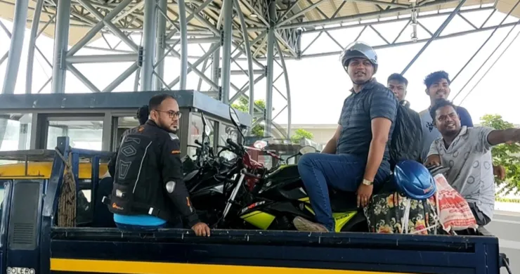 পিকআপে পদ্মা সেতু পার হচ্ছে মোটরসাইকেল