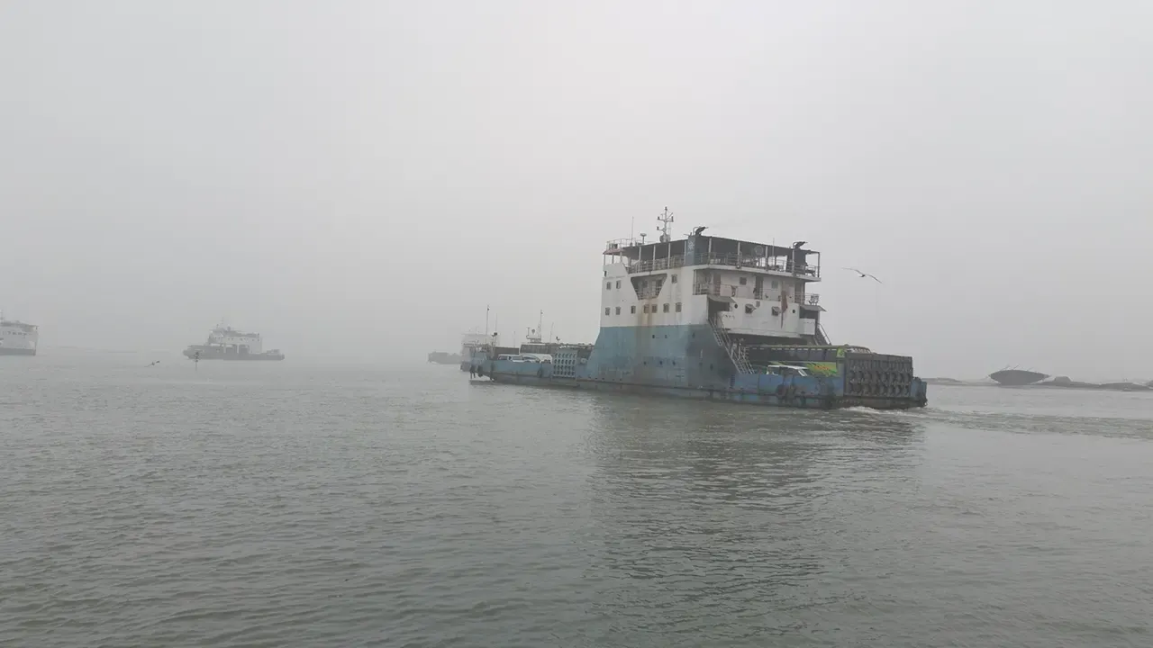 সাড়ে ৬ ঘণ্টা পর দৌলতদিয়া-পাটুরিয়া নৌরুটে ফেরি চলাচল স্বাভাবিক