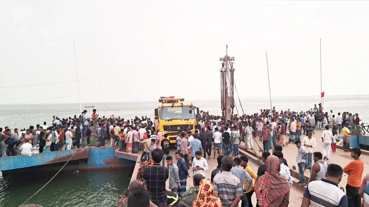 দৌলতদিয়া ঘাটে বাস দুর্ঘটনায় দুইজনের মৃত্যু, নিখোঁজ ৪৫
