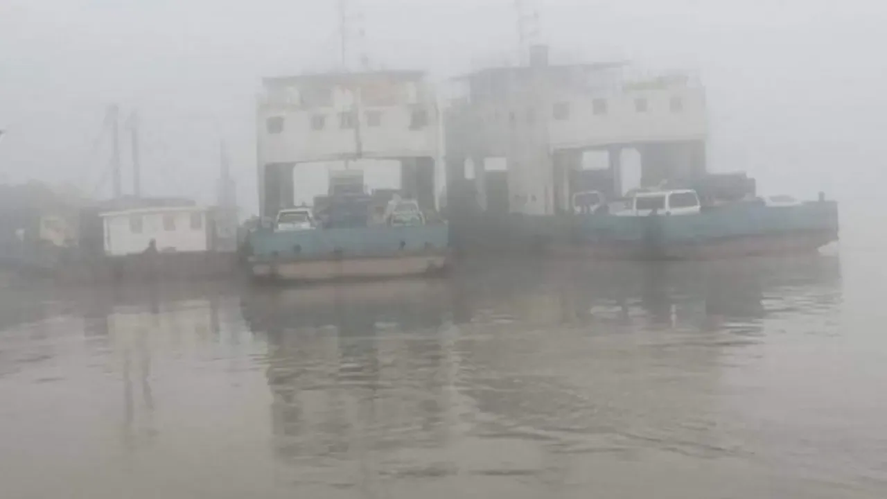 দৌলতদিয়া-পাটুরিয়া নৌরুটে ফেরি চলাচল বন্ধ