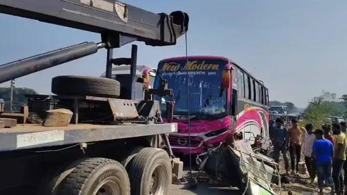 ভাঙ্গায় বাসচাপায় একই পরিবারের ৩ জনসহ নিহত ৪