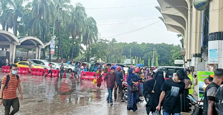 বৃষ্টিতে ঈদযাত্রা-পশুর হাটে ভোগান্তি
