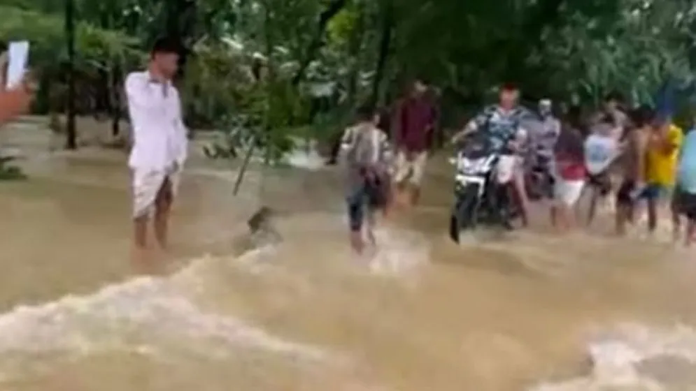 পাহাড়ি ঢল আর বৃষ্টিতে সিলেটের নিম্নাঞ্চল প্লাবিত, বন্যার শঙ্কা