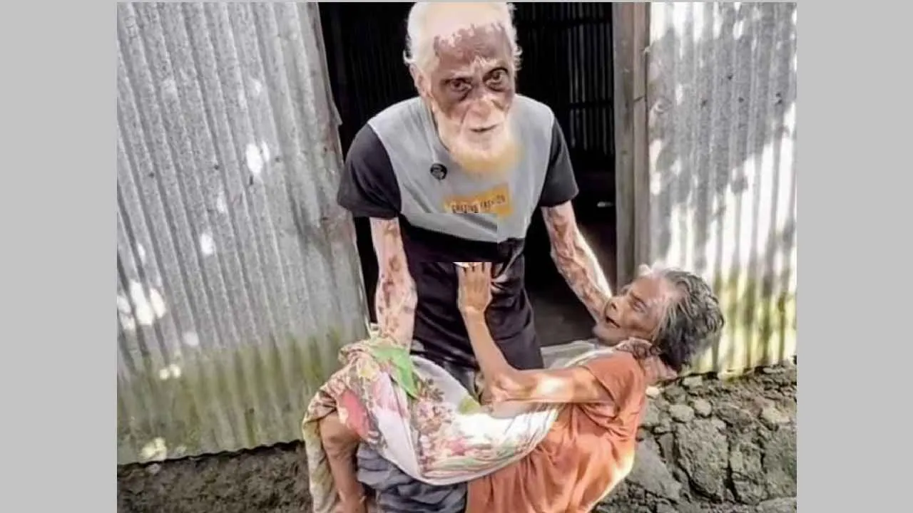 স্ত্রীকে কোলে নিয়ে কাটে দিন , দারিদ্র্যের সংসারে ৭০ বছরের ভালোবাসা