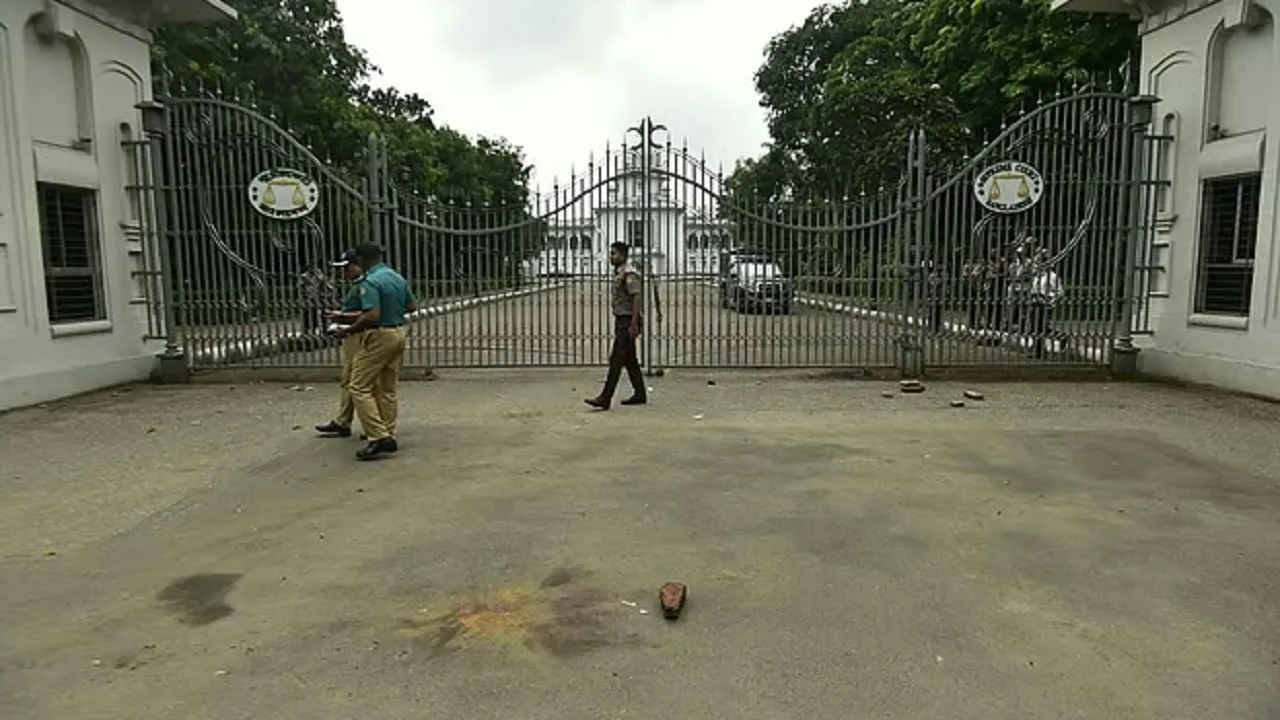 সুপ্রিম কোর্টের সামনে ককটেল বিস্ফোরণ