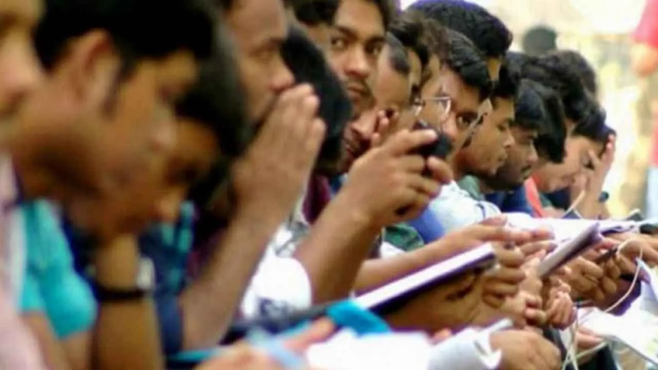 দেশে  স্নাতক ডিগ্রিধারী সাড়ে ১৩ শতাংশ বেকার