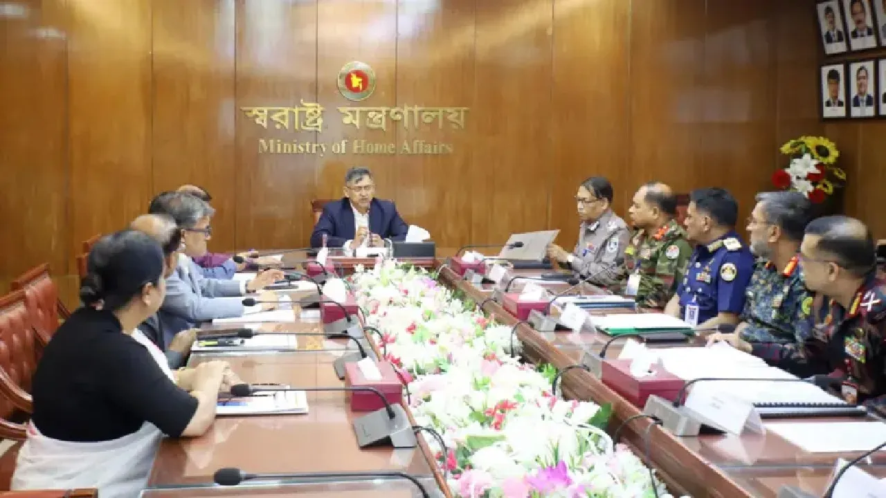 পাসপোর্টের ‘দালাল’ নিয়ে সরকারের নতুন সিদ্ধান্তে প্রতিক্রিয়া