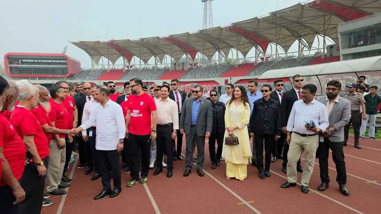 মেয়েকে নিয়ে স্টেডিয়ামে প্রধানমন্ত্রী