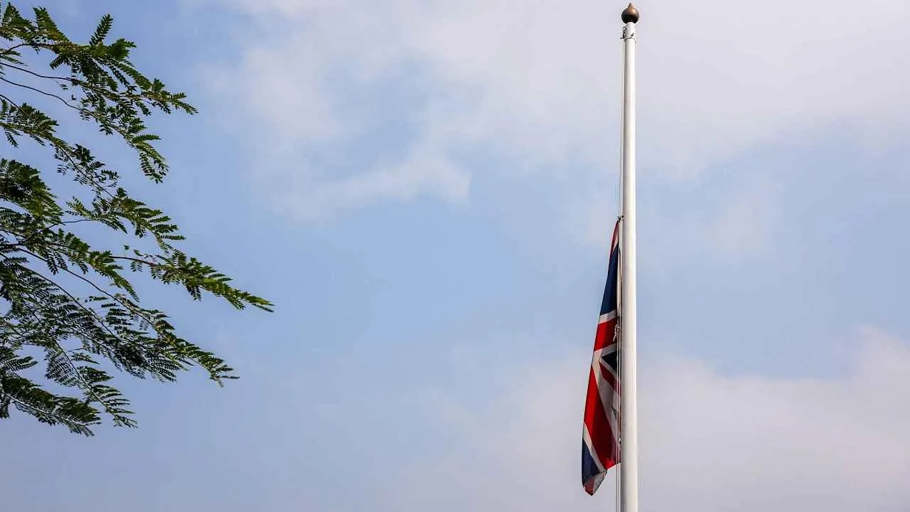 খালেদা জিয়ার সম্মানে পতাকা অর্ধনমিত রাখল ব্রিটিশ হাইকমিশন