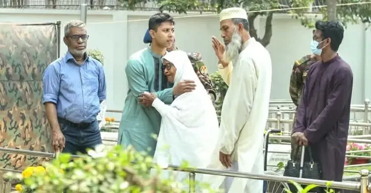 চোখের জলে শহীদদের শ্রদ্ধা জানালেন স্বজনরা