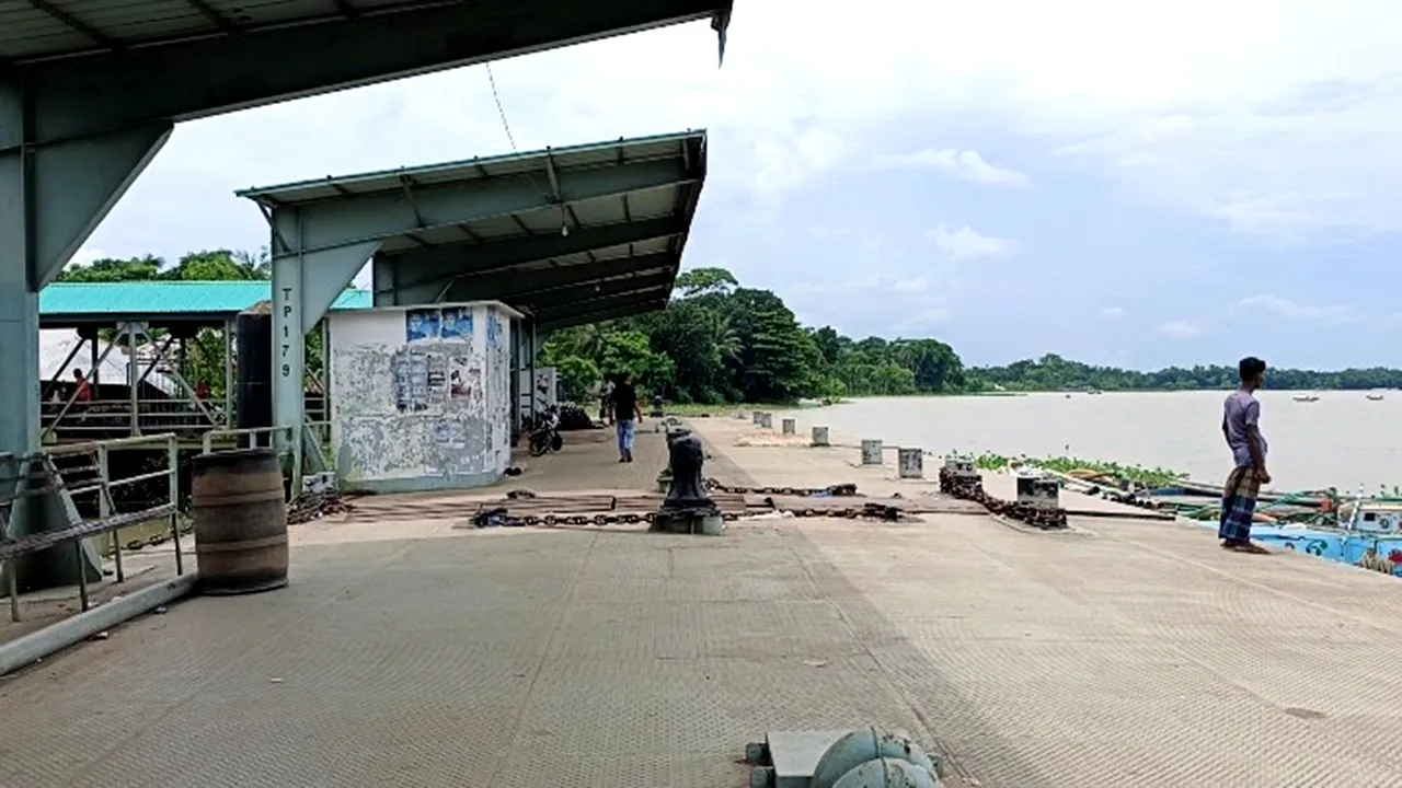 যাত্রী সংকটে থমকে গেছে পিরোজপুর লঞ্চঘাটের প্রাণচাঞ্চল্য