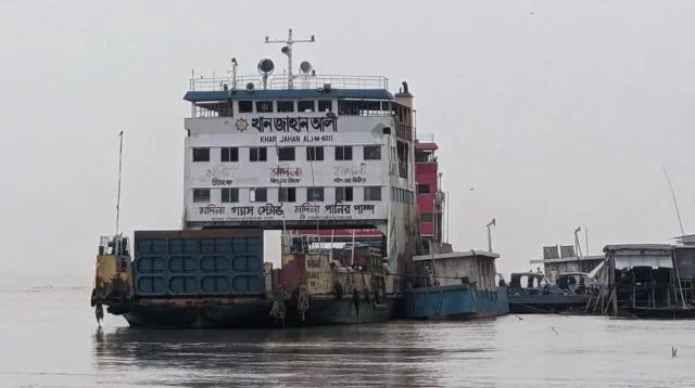 ঘন কুয়াশায় দৌলতদিয়া-পাটুরিয়ায় ফেরি বন্ধ