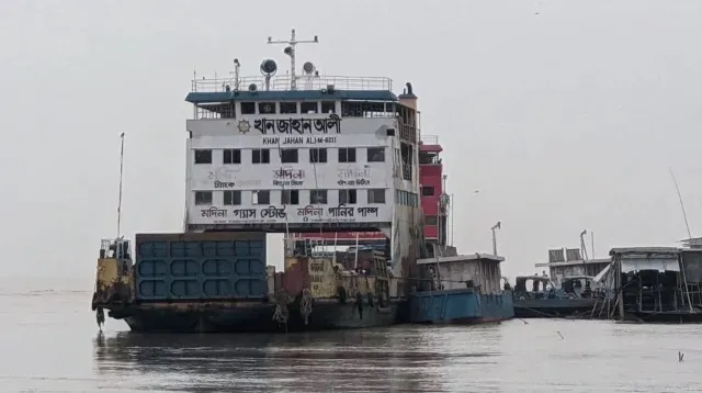 ঘন কুয়াশায় দৌলতদিয়া-পাটুরিয়ায় ফেরি বন্ধ
