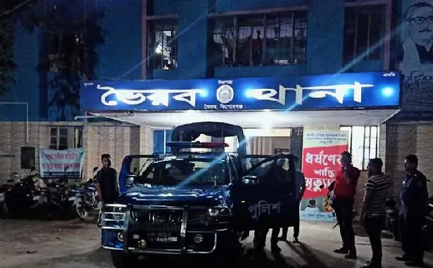 কিশোরগঞ্জে পুলিশকে কুপিয়ে আসামি ছিনতাই