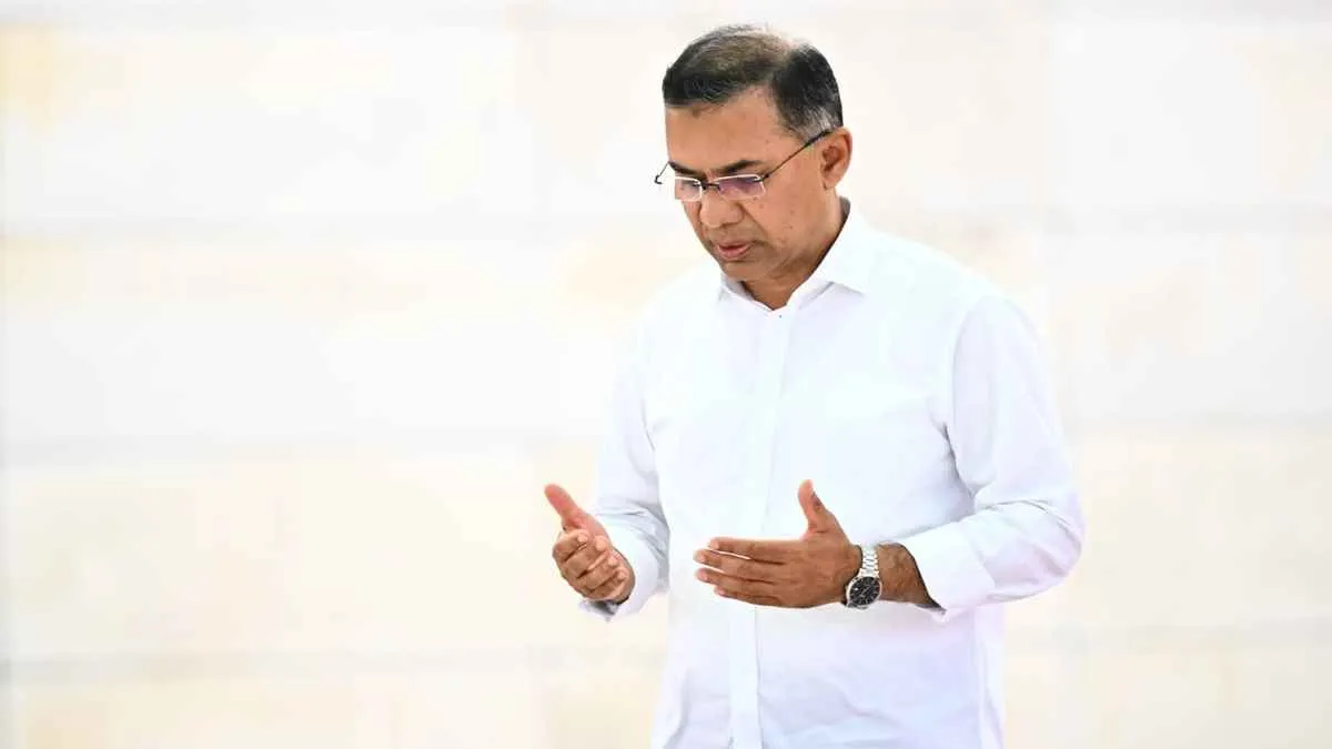 দেশে ফিরেই বাবা-মায়ের কবর জিয়ারত করলেন তারেক রহমান