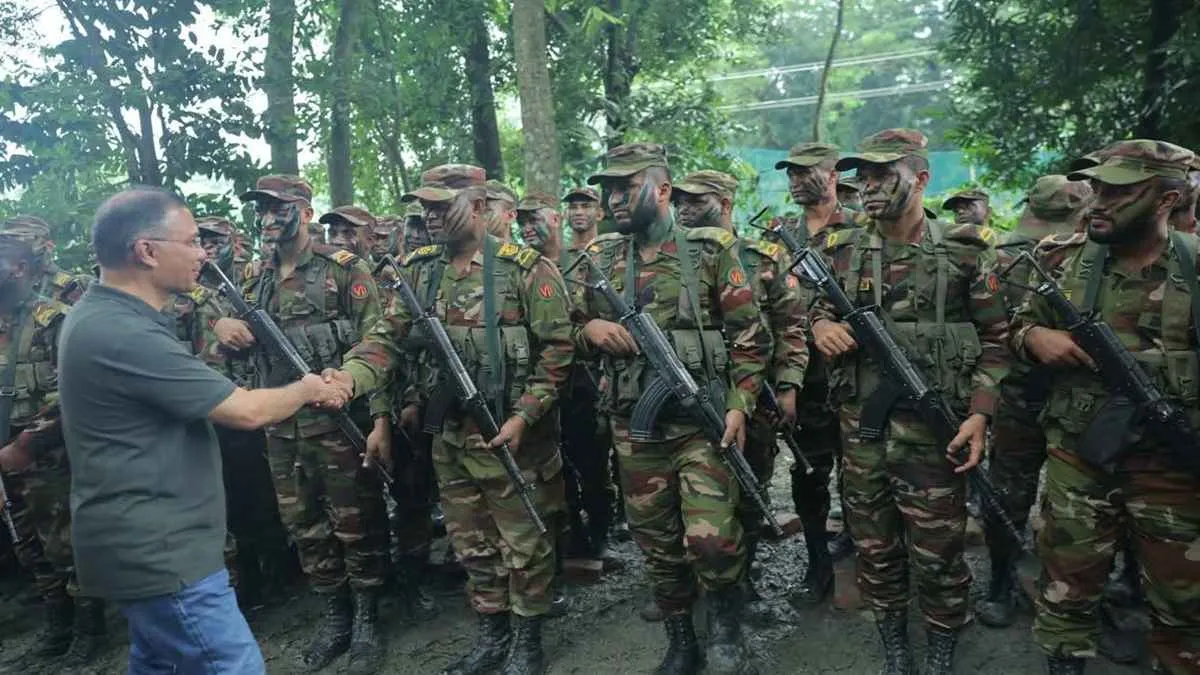 বিস্তীর্ণ জঙ্গলে সেনা মহড়া ঘুরে দেখলেন প্রধানমন্ত্রী, দিলেন নির্দেশনা