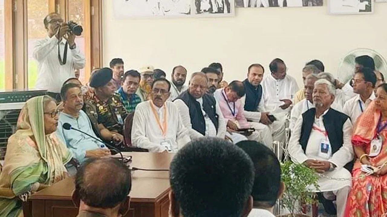 আমরা মুদ্রাস্ফীতি কিংবা অর্থনৈতিক মন্দার বাইরে না: প্রধানমন্ত্রী
