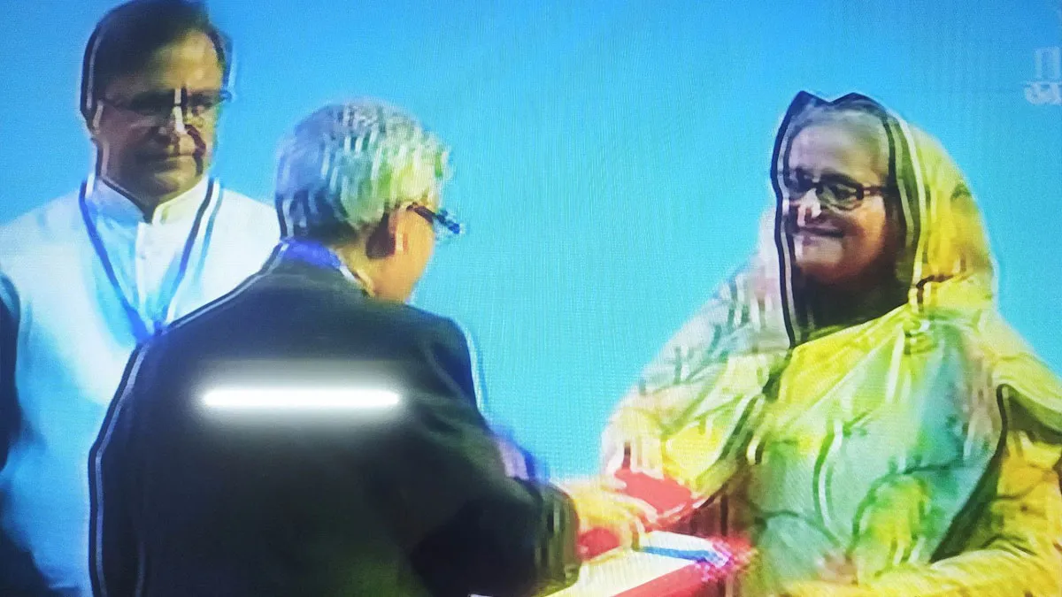 বাংলা একাডেমি পুরস্কার তুলে দিলেন প্রধানমন্ত্রী