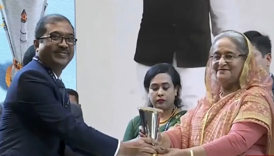 ২৮ কর্মকর্তা ও দুই দপ্তরের হাতে উঠল বঙ্গবন্ধু জনপ্রশাসন পদক