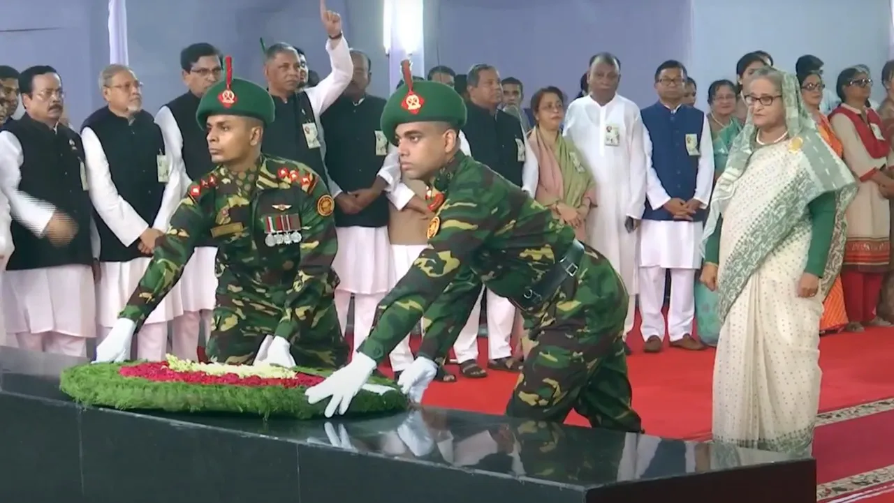 বঙ্গবন্ধুর প্রতিকৃতিতে প্রধানমন্ত্রীর শ্রদ্ধা