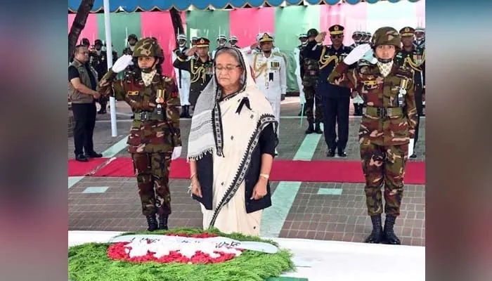 টুঙ্গিপাড়ায় বঙ্গবন্ধুর সমাধিতে প্রধানমন্ত্রীর শ্রদ্ধা