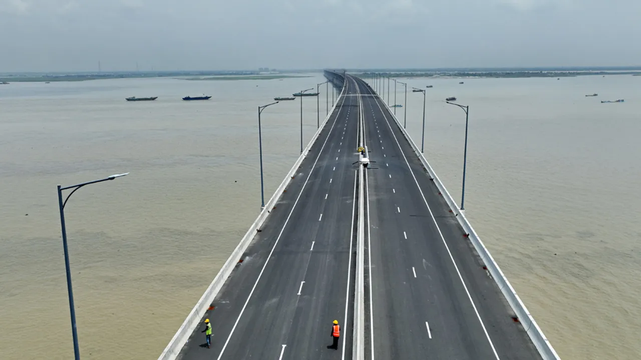 পদ্মা সেতু নির্মাণে মোবাইলের সারচার্জ বন্ধে আইনি নোটিশ