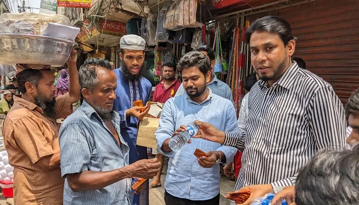 রাজধানীতে তৃষ্ণার্তদের মাঝে শিবিরের বিশুদ্ধ পানি ও খাবার স্যালাইন বিতরণ