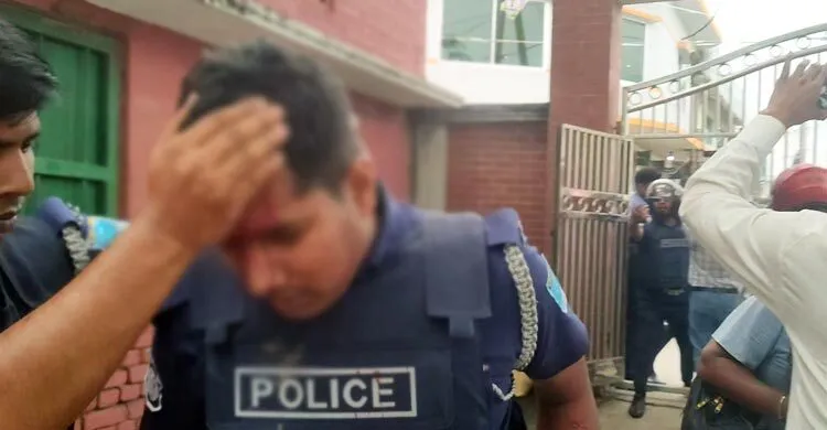 মুন্সিগঞ্জে একটি কেন্দ্র রণক্ষেত্র, ৪ পুলিশ সদস্য আহত