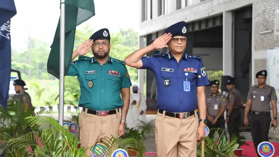 গাঢ় নীল-হালকা জলপাই শার্ট ও খাকি প্যান্টে ফিরলো পুলিশ