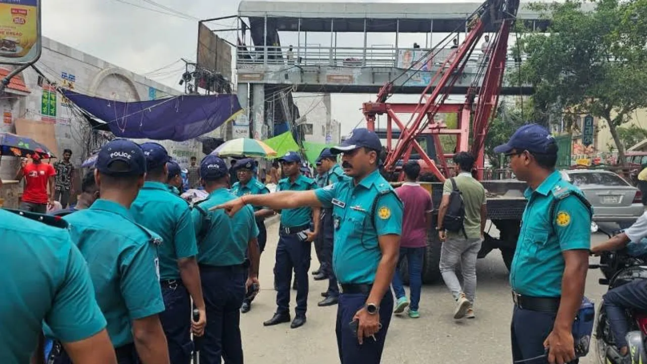 নিউমার্কেট এলাকার ফুটপাত ও সড়ক দখলমুক্ত করলো পুলিশ
