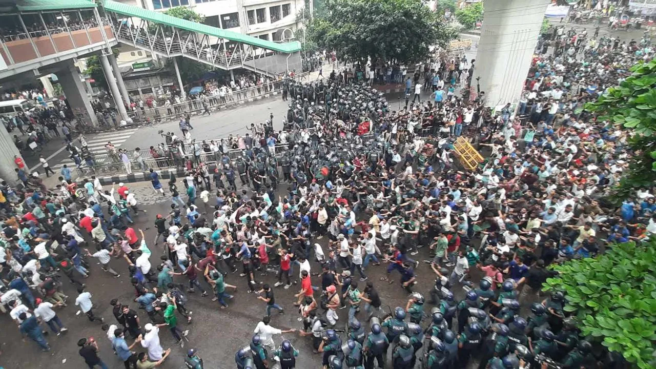 পুলিশি ব্যারিকেড ভেঙে শাহবাগে  শিক্ষার্থীরা