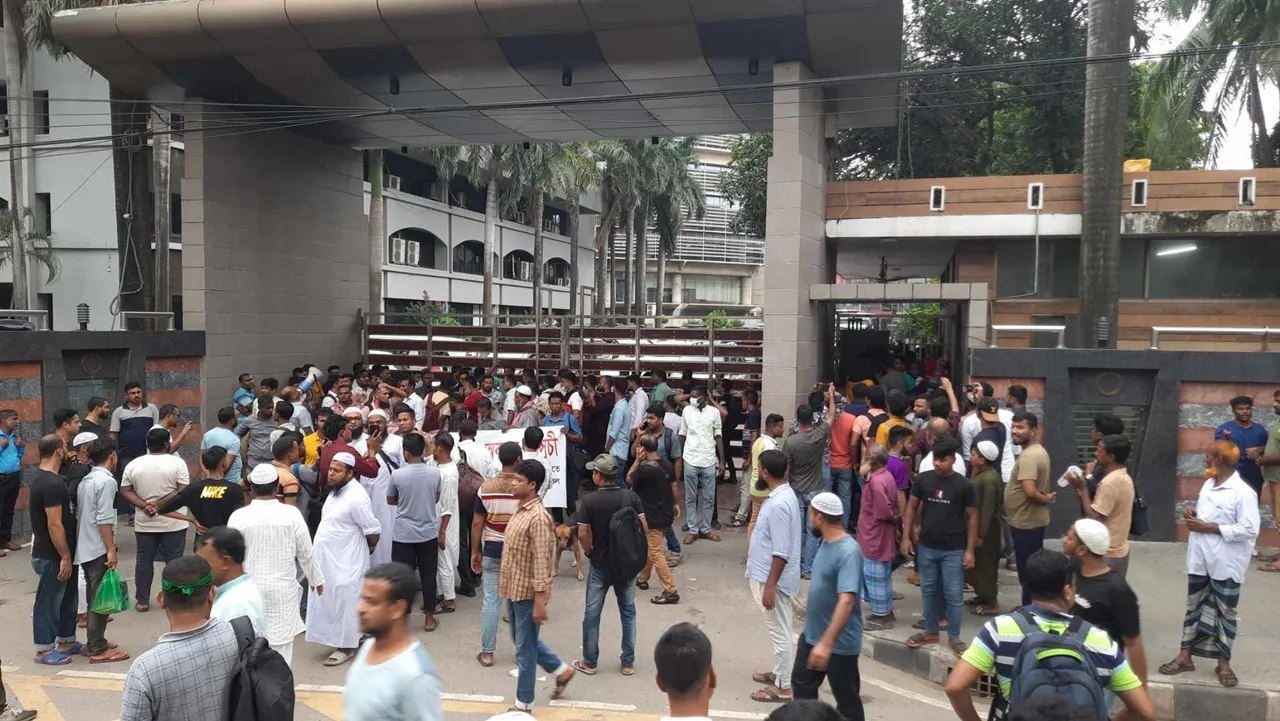 চাকরি বহালের দাবিতে অবস্থান, আইজিপিসহ অবরুদ্ধ কর্মকর্তারা