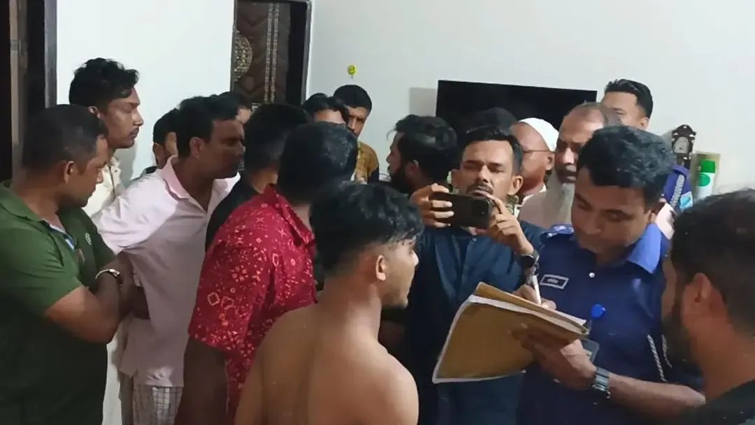 যুবককে হানিট্র্যাপে ফেলে টাকা দাবি, দুই নারীসহ পুলিশ সদস্য গ্রেপ্তার