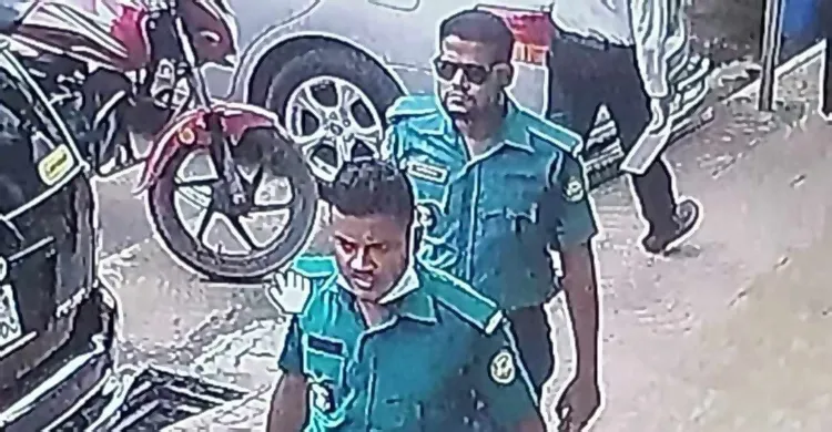 ব্যাংকে ঢুকে ২০ লাখ টাকা ছিনতাই, দুই পুলিশসহ গ্রেফতার ৫