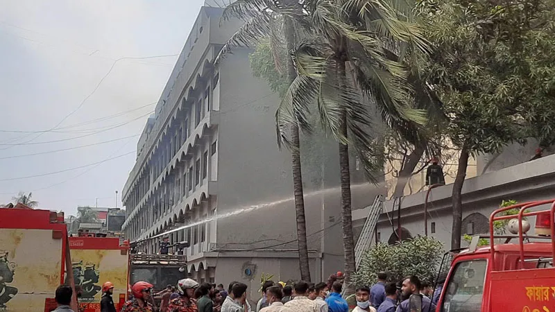 বঙ্গবাজারের আগুন ছড়িয়ে পড়েছে পুলিশ সদর দপ্তরে
