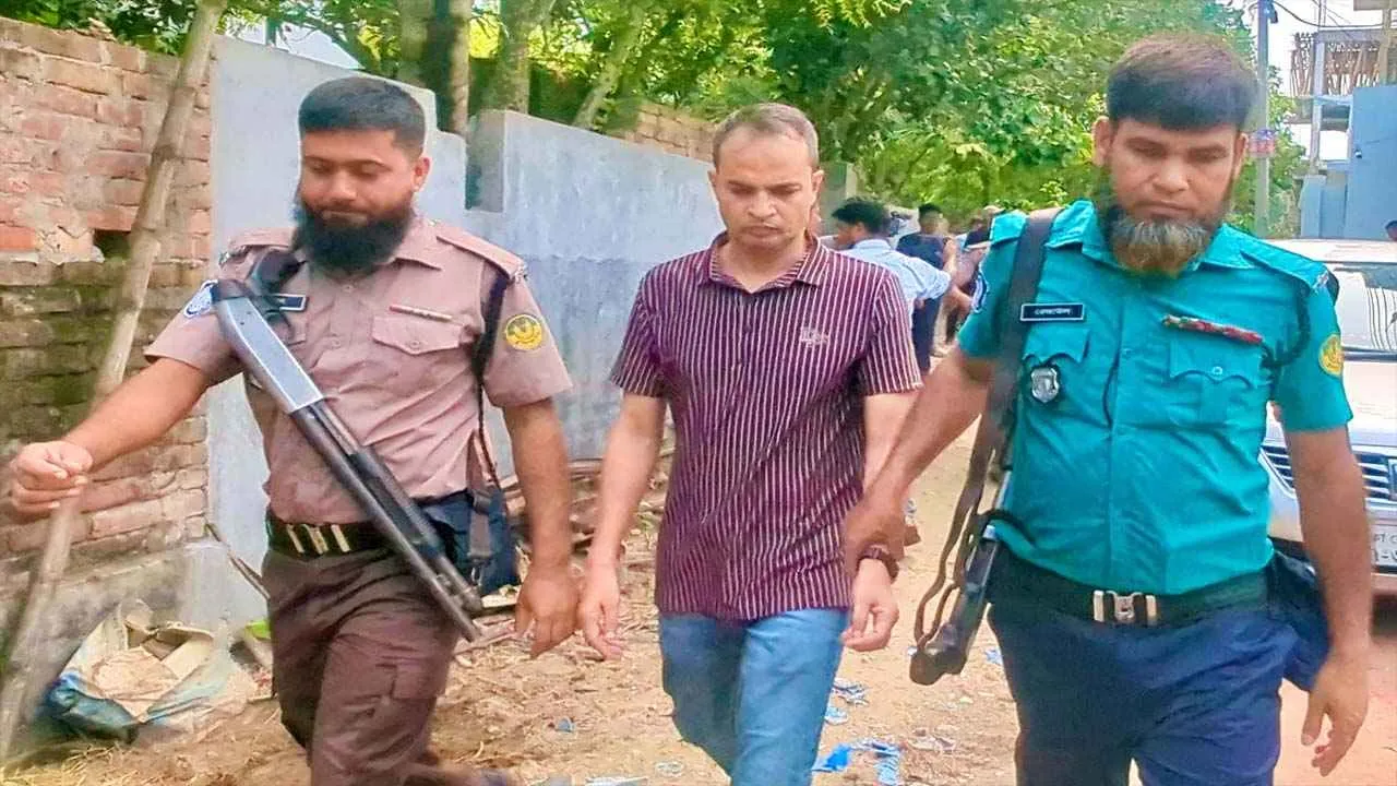 দরজা ভেঙে দুজনকে থানায় নিল পুলিশ