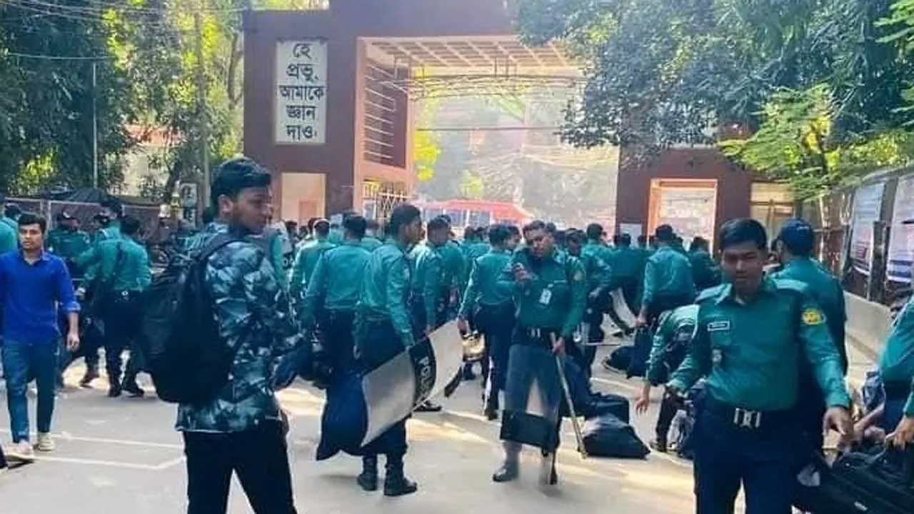 তিতুমীর কলেজে বিপুল সংখ্যক পুলিশ ও সেনাবাহিনী মোতায়েন