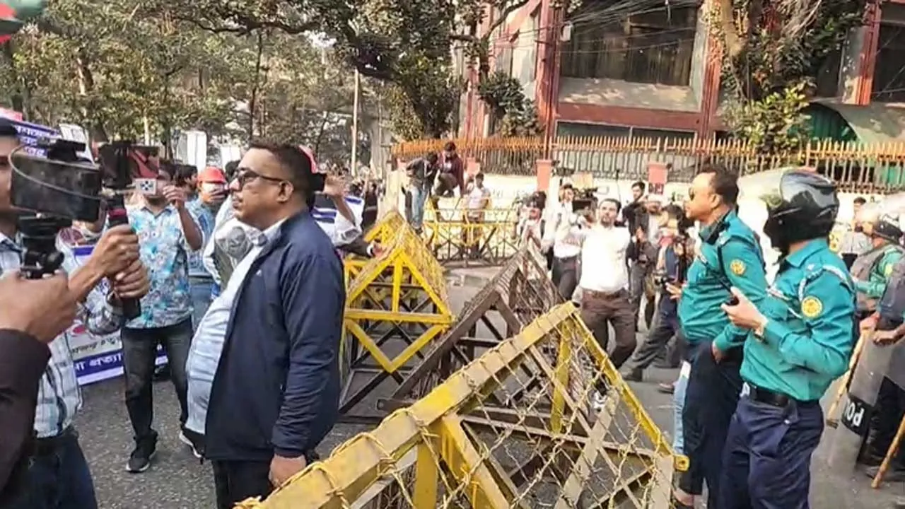 পুলিশি বাধায় শিক্ষা ভবনের সামনে ৩৫ প্রত্যাশীদের অবস্থান