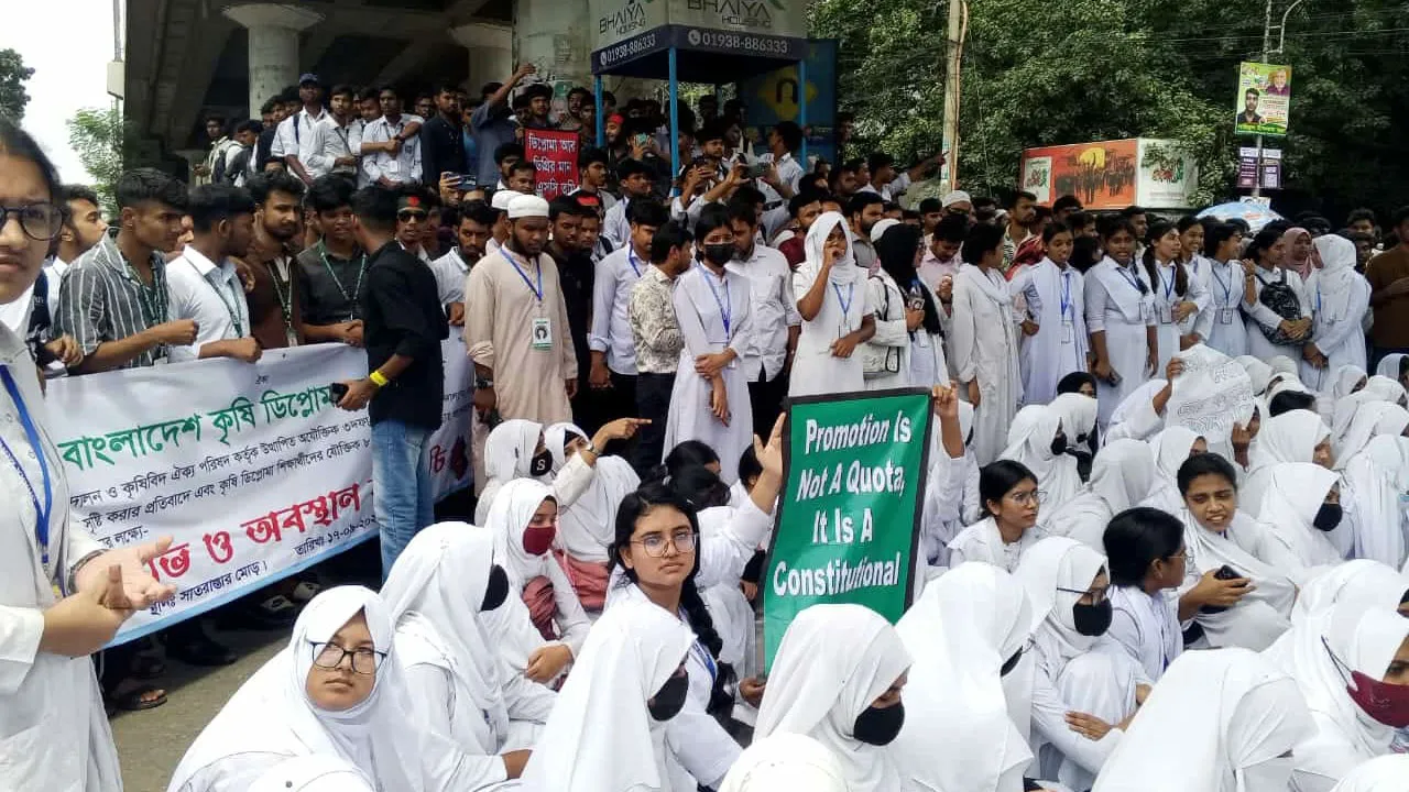 ৪ দফা দাবি জানিয়ে সাত রাস্তা মোড় ছাড়লেন শিক্ষার্থীরা