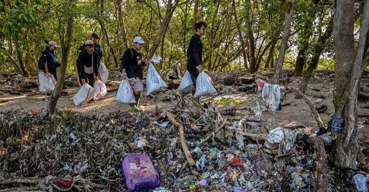 প্লাস্টিক দূষণ ঠেকাতে বাধ্যতামূলক চুক্তির পথে ১৮০ দেশ