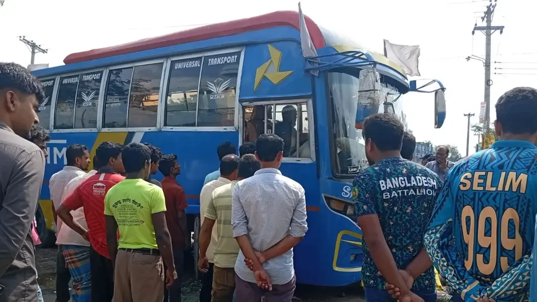 বাস থেকে পড়ে চাকায় পিষ্ট হয়ে প্রাণ গেল হেলপারের